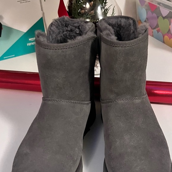 A must have Ugg - Picture 6 of 7